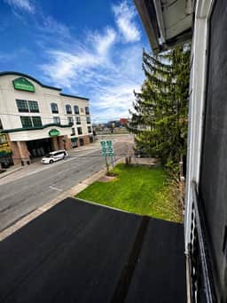 Spacious 5BR Family Home | Near Falls | Parking - Image 4