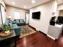 Cozy 2BR 1 Block to Falls Perfect Couple Getaway - Image 4