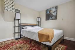 Cozy 2BR 1 Block to Falls Perfect Couple Getaway - Image 3
