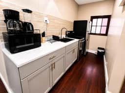 Cozy 2BR 1 Block to Falls Perfect Couple Getaway - Image 5