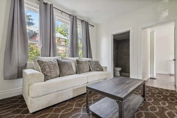 Spacious 5BR Family Home | Near Falls | Parking - Image 1