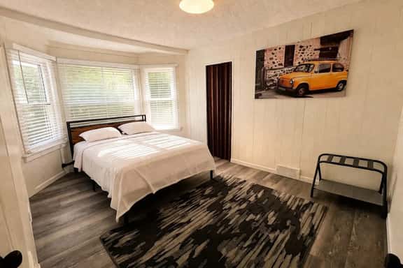 Casa Bella | 2BR Upper Unit | Sleeps 6 | Falls - Image 1