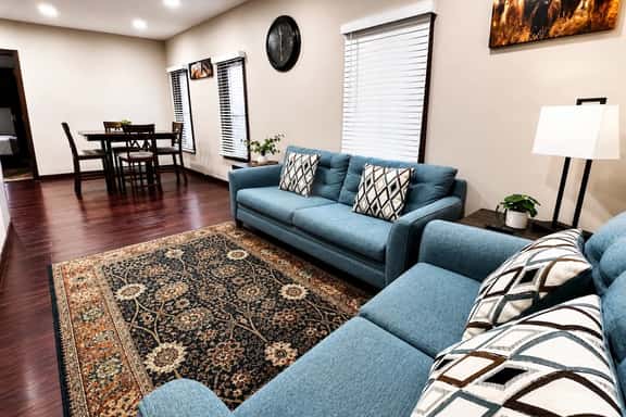 Cozy 2BR 1 Block to Falls Perfect Couple Getaway - Image 1