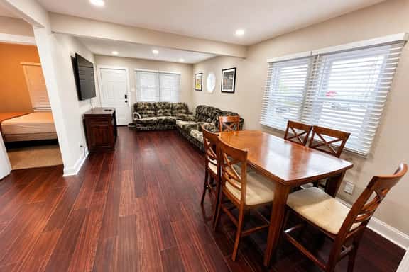 Riverside Villa near Falls | Sleeps 8 | 3+ Parking - Image 1
