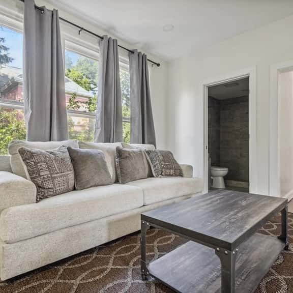 Spacious 5BR Family Home | Near Falls | Parking - Image 1