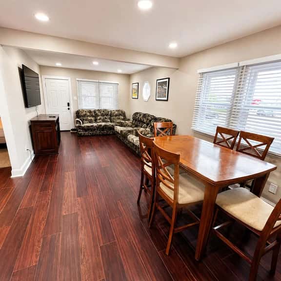 Riverside Villa near Falls | Sleeps 8 | 3+ Parking - Image 1