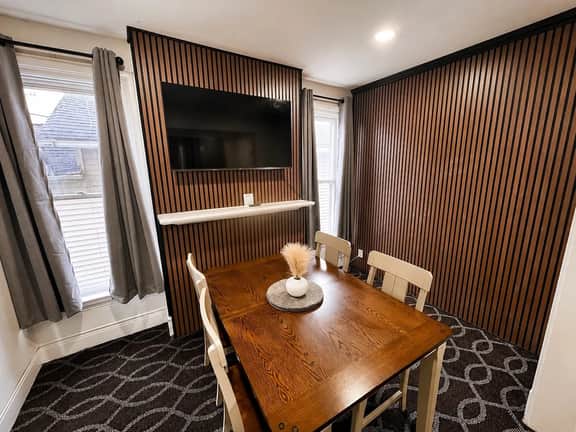 Spacious 5BR Family Home | Near Falls | Parking - Image 3