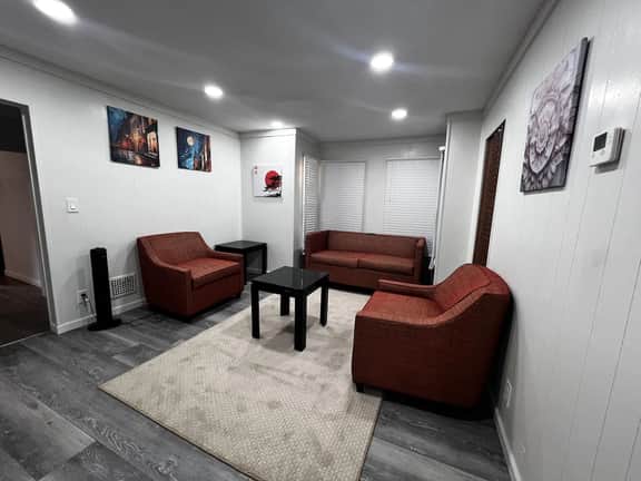 Casa Bella | 2BR Upper Unit | Sleeps 6 | Falls - Image 3