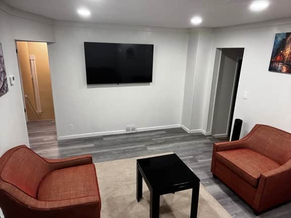 Casa Bella | 2BR Upper Unit | Sleeps 6 | Falls - Image 4