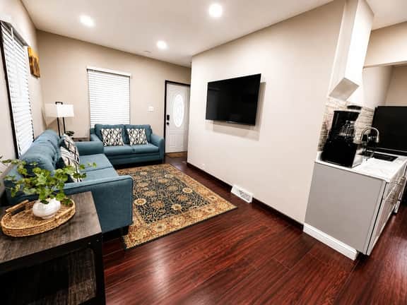 Cozy 2BR 1 Block to Falls Perfect Couple Getaway - Image 4