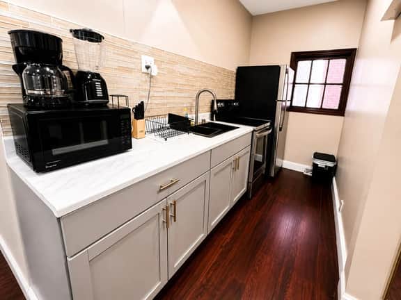 Cozy 2BR 1 Block to Falls Perfect Couple Getaway - Image 5
