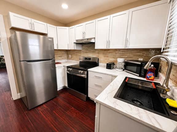 Riverside Villa near Falls | Sleeps 8 | 3+ Parking - Image 4
