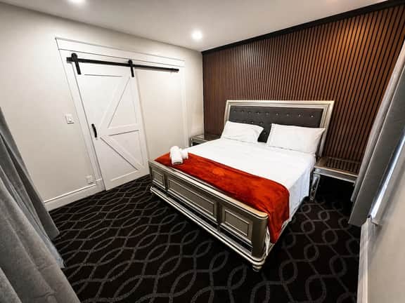 Grand 2 Homes - 7BR - Sleeps 14 - Walk to Falls - Image 3